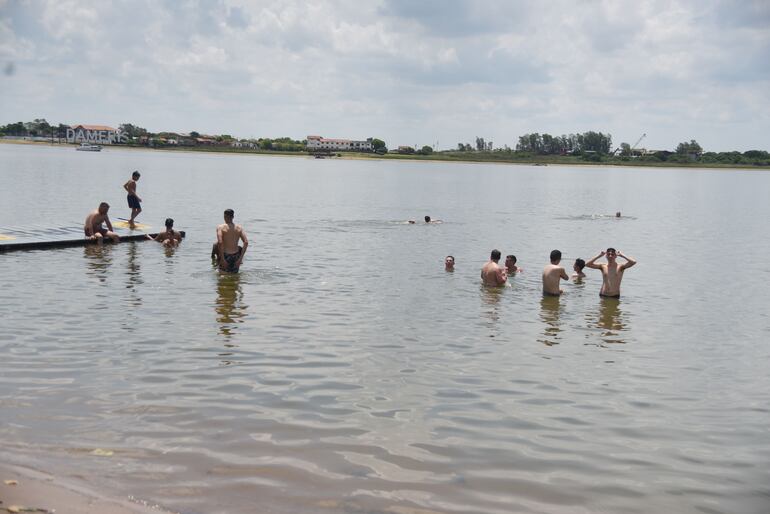 Extranjeros se bañan en la Bahía de Asunción.