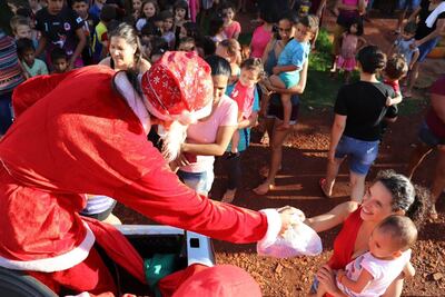 Entregan juguetes como regalo de Navidad a niños carenciados.