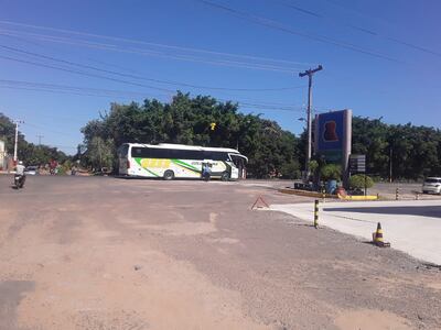 El ómnibus cruzando Horqueta por la ruta PY "Gral.  Bernardino Caballero".