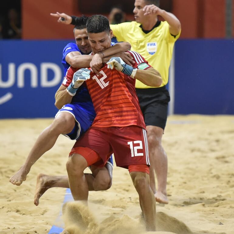 Joao Rolón celebrando su gol con uno de sus compañeros.