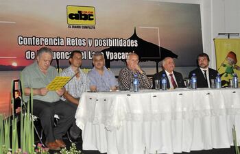 cesar-meza-bria-osvaldo-leiva-luis-salinas-ramon-zubizarreta-pedro-gonzalez-y-ricardo-merlo-en-el-foro-retos-y-posibilidades-de-la-cuenca-del-la-231331000000-493222.jpg