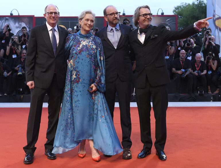 El guionista Kake Bernstein, la actriz Meryl Streep, el director Steven y el actor Gary Oldman en la alfombra roja de la premiere de gala del filme 'The Laundromat', durante la edición 76 del Festival de Cine de Venecia, Italia.