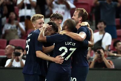 Harry Kane celebrando con sus compañeros durante el amistoso disputado en Singapur.