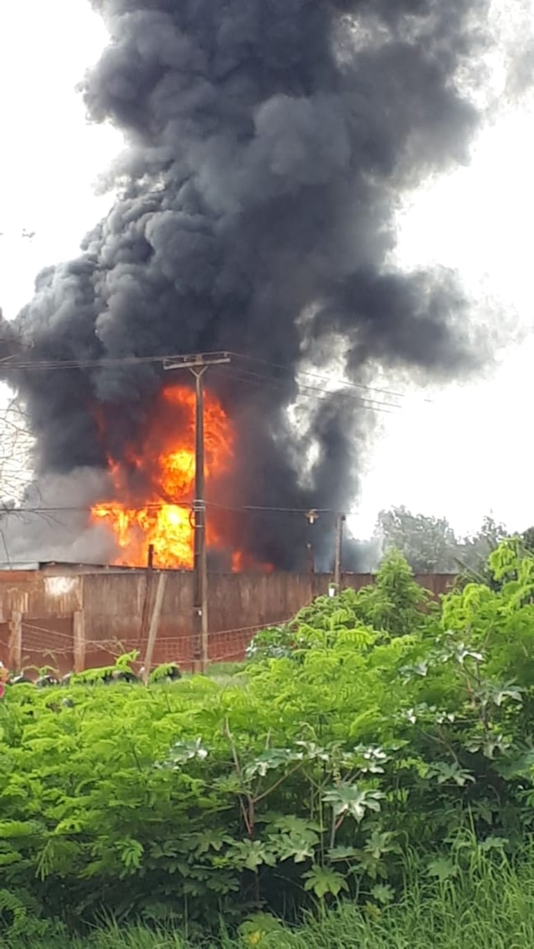 El helicóptero se incendió al caer y generó una densa columna de humo negro.