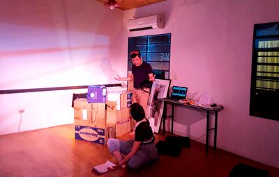 Los participantes experimentaron con los espacios y los elementos para la escenografía de las obras.