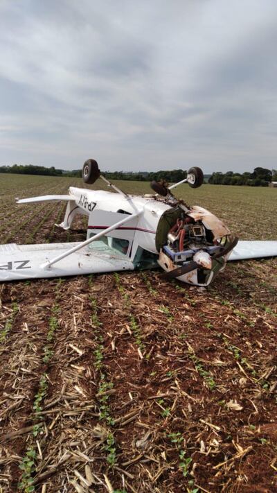 La avioneta volcó, pero los ocupantes salieron ilesos.