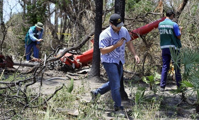 Restos del helicóptero Robinson donde viajaba Oviedo, yacen rodeados de la vegetación chaqueña. Archivo: ABC Color.