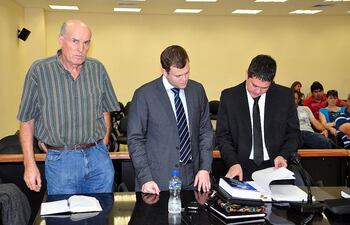 el-condenado-klaus-wurth-acompanado-de-sus-abogados-osvaldo-bitar-y-selmar-moreno-el-empresario-agroexportador-fue-sentenciado-a-tres-anos-de-pena-222918000000-1145472.jpg