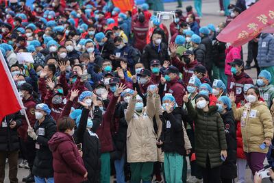 Miembros del cuerpo médico celebran que todos sus pacientes fueron dados de alta en un hospital temporal montado para tratar el COVID-19 en Wuhan, en China.