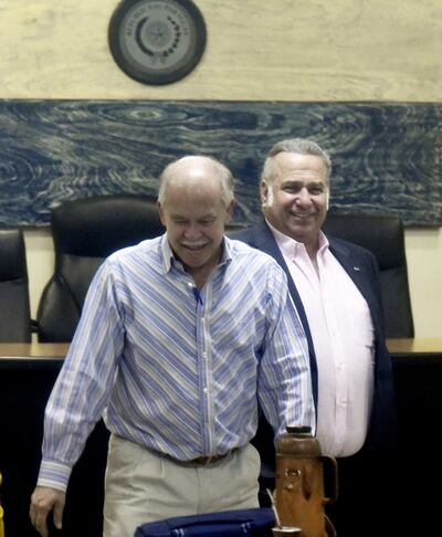 Walter Bower, símbolo de la represión en el Gobierno de Luis González Macchi, acusado por tortura, bromea en la sala oral del Palacio de Justicia con su amigo Óscar González Daher.