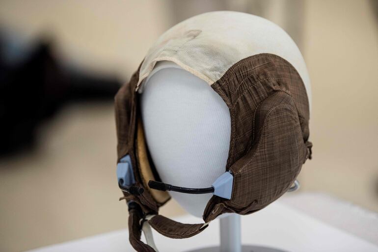 La gorra de Buzz Aldrin, en el laboratorio de conservación del Museo del Aire y el Espacio.