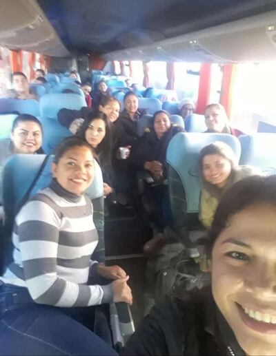 Los funcionarios públicos abandonaron sus puestos para hacer hurra a favor del  presidente.