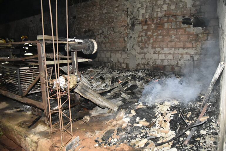 Incendio arrasa con carpintería familiar en Roque Alonso