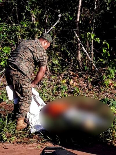 El cuerpo fue encontrado al costado del camino de la colonia.