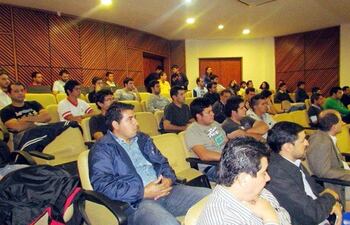estudiantes-y-tecnicos-electricistas-participaron-de-la-conferencia-en-el-la-facultad-de-ingenieria-una--203015000000-1328610.jpg