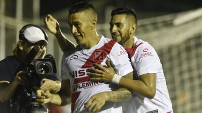 Marco Prieto, de River Plate, festeja su gol junto con su compañero Epifanio García, quien marcó el primero, anoche en Los Jardines.