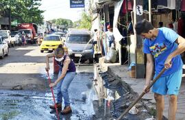 trabajadores-de-la-zona-del-mercado-municipal-n-1-procuran-escurrir-el-agua-servida-estancada-en-la-calle--122755000000-1657196.jpg