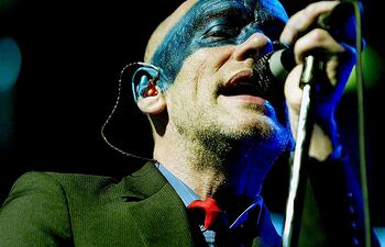 Michael Stipe, vocalista de R.E.M., durante un concierto de la banda en el festival de Glastonbury, en 2003.