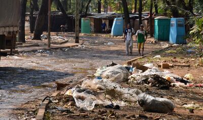 Un espacio verde emblemático de Asunción, el Parque Caballero, se encuentra actualmente en un lamentable estado de abandono, pues es usado como refugio para indígenas y damnificados por la crecida. Estos grupos viven en medio de la precariedad y la basura.