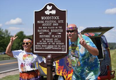 Dos turistas llegan al lugar original de "Woodstock".