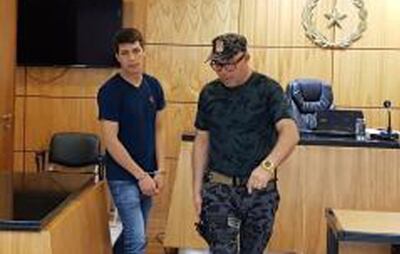 José Miguel Baeza (19) se retira esposado del juzgado luego de escuchar su sentencia.