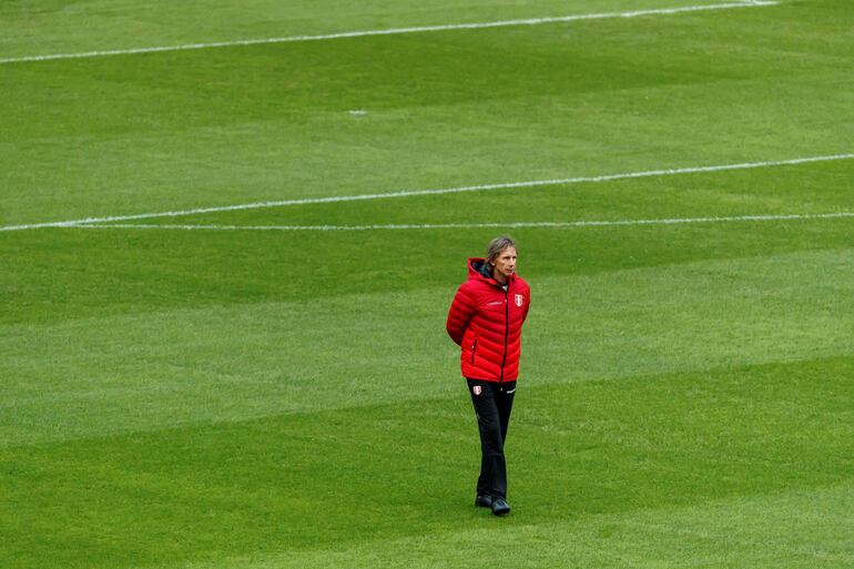 COPAME2370. PORTO ALEGRE (BRASIL), 01/07/2019.- El entrenador de la selección peruana, el argentino Ricardo Gareca, dirige un entrenamiento este lunes, en el estadio Beira Río de la ciudad de Porto Alegre (Brasil). Perú se prepara para enfrentar a Chile el próximo miércoles por las semifinales de la Copa América Brasil 2019. EFE/ José Méndez
