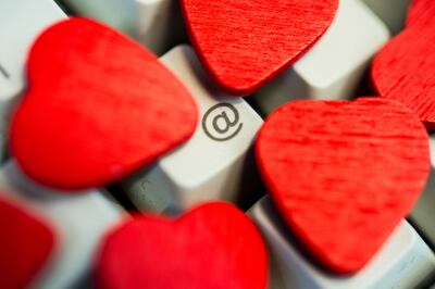 A una cita online le suele seguir una cita real. Y a eso, la frustración.