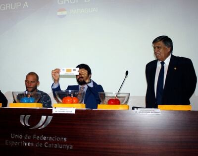 Sorteo de los grupos del Mundial C13 de salonismo. Julio Notario (d), director de competiciones de la AMF, lo presenció.