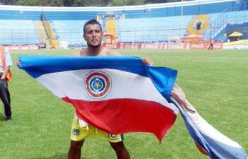victor-solalinde-con-la-bandera-paraguaya-festejando-el-ascenso-del-guastatoya--224007000000-1097440.jpg