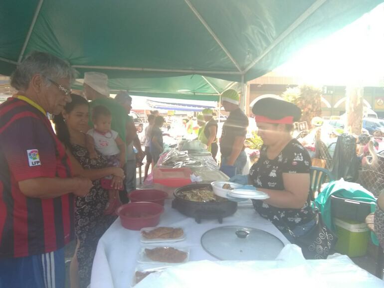 Se espera a los comensales en el Abasto Norte.