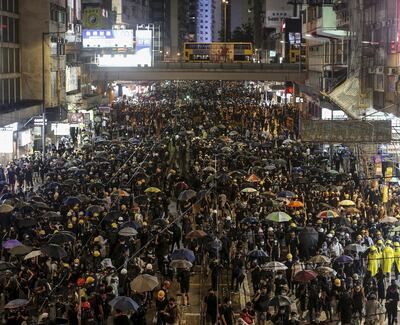 Miles de hongkoneses marcharon por la ciudad, antes de que la Policía los dispersara con gases lacrimógenos y balines.