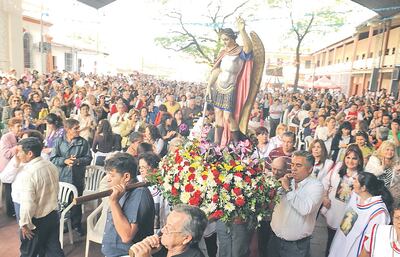 Procesión de la imagen de San Miguel Arcángel. Su fiesta convoca cada año a miles de seguidores.