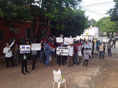Los manifestantes están frente a la fiscalía de Horqueta, donde piden la rápida imputación del intendenteSamuel González (ANR).