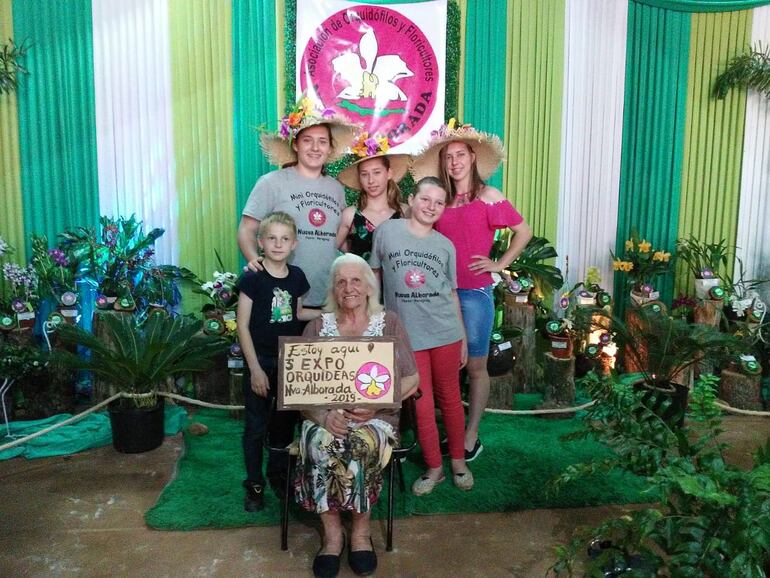 Nadia Sabchuk, de 75 años, la más antigua de las integrantes del grupo fue agasajada.