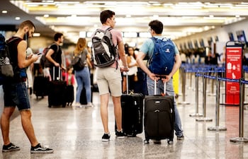 Los argentinos acostumbran viajar en las vacaciones, algo que este año se verá encarecido.