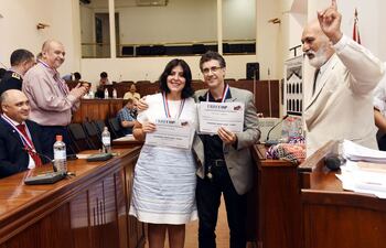 los-cineastas-tana-schembori-y-juan-carlos-maneglia-recibieron-de-manos-de-carmelo-danubio-galeano-la-medalla-urundey-y-los-certificados-que-avalan-e-210223000000-1428513.jpg