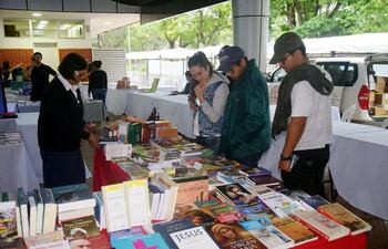 la-feria-internacional-del-libro-del-alto-parana-esta-habilitada-en-la-sala-de-visitas-de-itaipu-binacional--201541000000-1643137.jpg