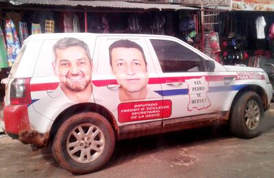 Una de las camionetas ploteadas con las fotos del Presidente y el diputado colorado, que ya no se veían más desde una intervención antidrogas, reaparecieron circulando por la zona de San Pedro.