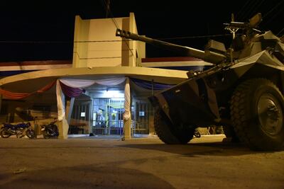 Un tanque hace guardia frente a la cárcel de Tacumbú en la madrugada de este martes.