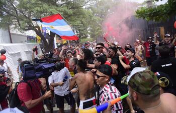 hinchas de colon de santa fe antes del partido final por la copa sudamericana