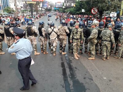 Agentes policiales están tratando de controlar el conflicto.