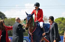 silvana-cabral-en-el-momento-de-recibir-su-premio-por-en-el-ultimo-recorrido-de-la-categoria-junior-en-el-fei-south-americas-championship-en-so-pa-225628000000-1499637.jpg