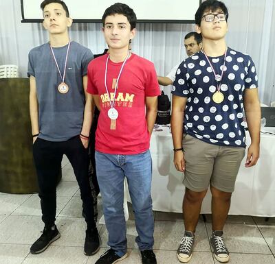 Los mejores Sub 18 del Blitz 1º: Arnold Mayeregger (d), 2º: Alejandro Benítez (c) y 3º: Paulo Jodorcovsky.