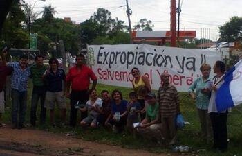 vecinos-del-lugar-se-volvieron-a-manifestar-exigiendo-la-expropiacion-del-terreno-del-exbalneario-ybera--192123000000-1048433.jpg