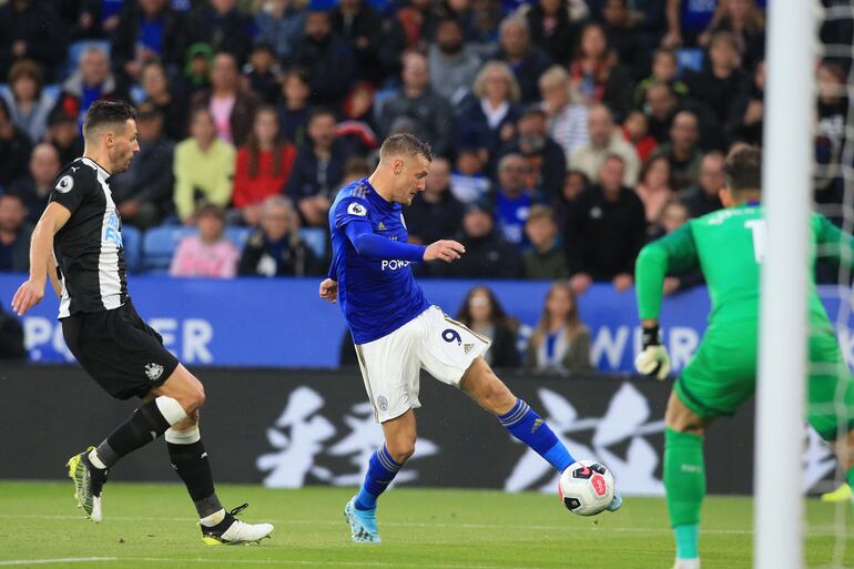  Jamie Vardy, el símbolo del equipo, anotó por duplicado en la goleada.