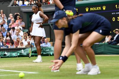 Serena Williams fue multada por dañar una pista de Wimbledon.
