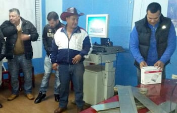 un-agente-del-ministerio-publico-verifica-el-cargamento-de-paladio-cuyo-valor-superaria-1-000-000-de-dolares--203122000000-1088338.jpg