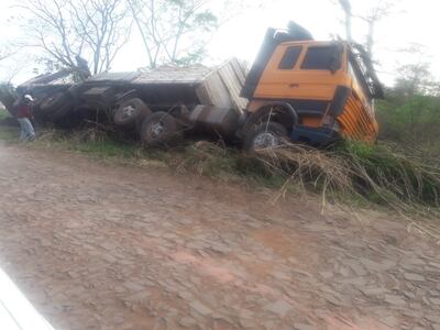 El camión volcó en el  cauce de un arroyo en Pedro Juan Caballero.