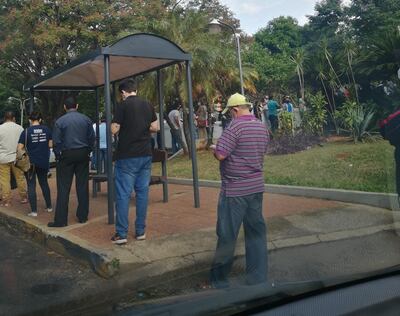 La fila es para ingresar a la Municipalidad de Asunción.