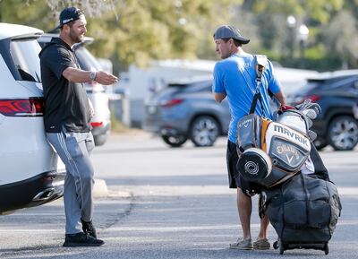 Jon Rahm de España habla con Kevin Kisner (d) de EE. UU, fuera del TPC Sawgrass Clubhouse después de la cancelación (EFE).